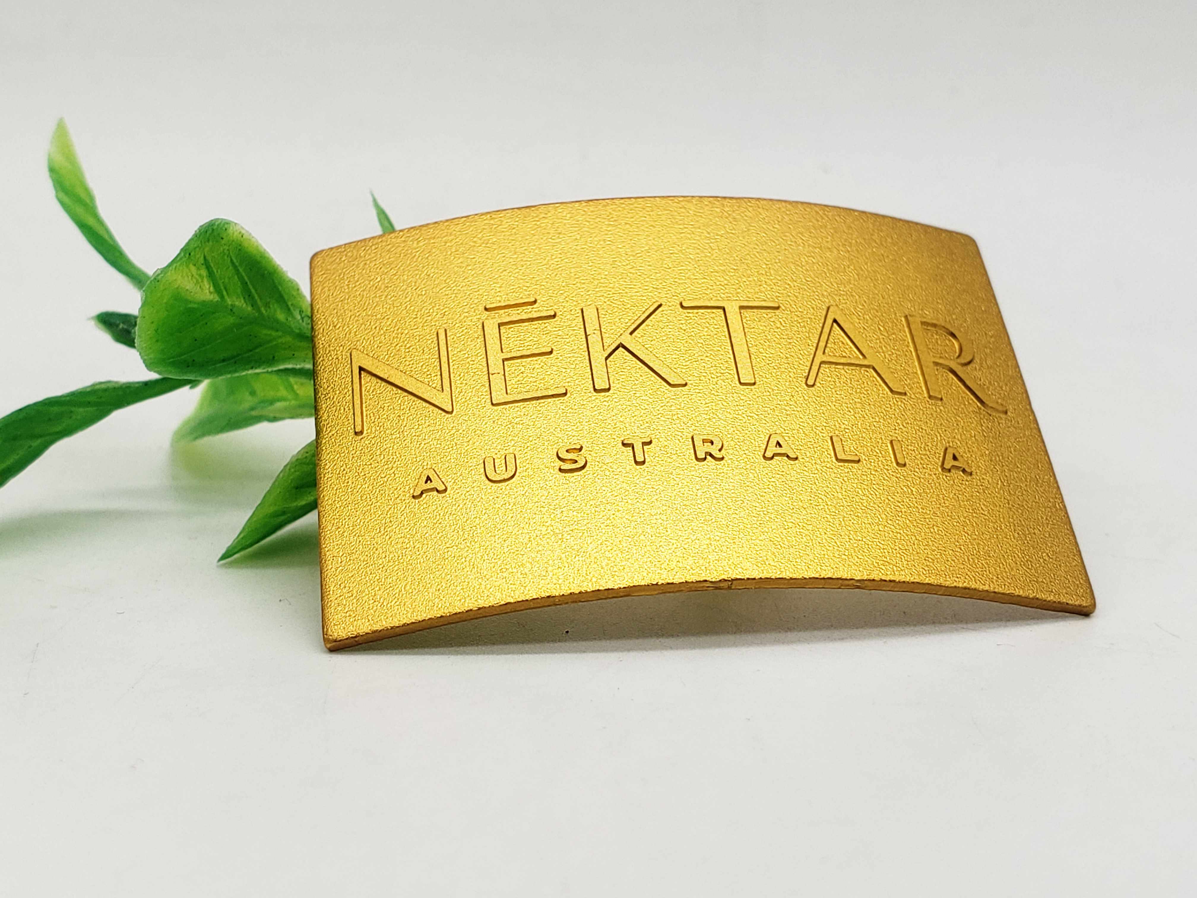 铝制标牌喷砂氧化压弯弧度---Nektar